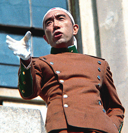 三島由紀夫（割腹自殺前の演説）