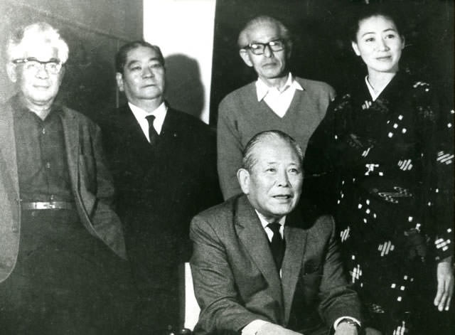 東郷青児（1966年撮影。手前が東郷青児、後右から宮平敏子、吉井淳二、平良進、大城皓也）