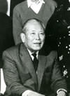 東郷青児（1966年撮影。手前が東郷青児、後右から宮平敏子、吉井淳二、平良進、大城皓也）
