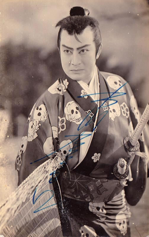 市川右太衛門（「眉間に冴える三日月形、天下御免の向こう傷」と台詞でしられる旗本退屈男）