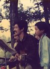 高田渡（後にミュージシャンになった息子・高田漣とともに）