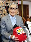 加古里子（代表作の絵本「だるまちゃん」シリーズのだるまちゃんと）