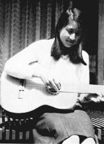 ギターを弾く高野悦子