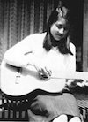 ギターを弾く高野悦子