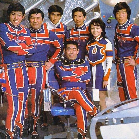 名古屋章（中央前）と東野英心（左から2人目）の若い頃（『ウルトラマンタロウ』より。1973-74年）