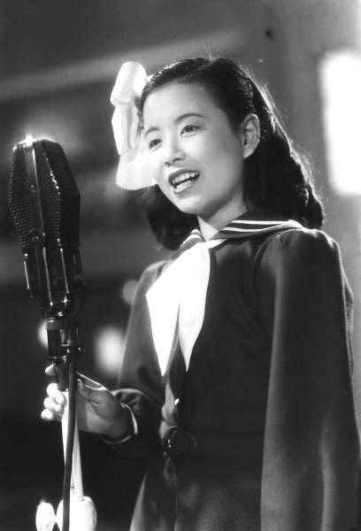 美空ひばりの若い頃（『悲しき口笛』を歌唱、1949年）