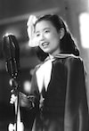 美空ひばりの若い頃（『悲しき口笛』を歌唱、1949年）