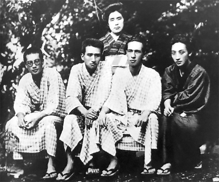 左から若い頃の檀一雄、太宰治、山岸外史、小館善四郎（湯河原にて、昭和10年）