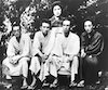 左から若い頃の檀一雄、太宰治、山岸外史、小館善四郎（湯河原にて、昭和10年）