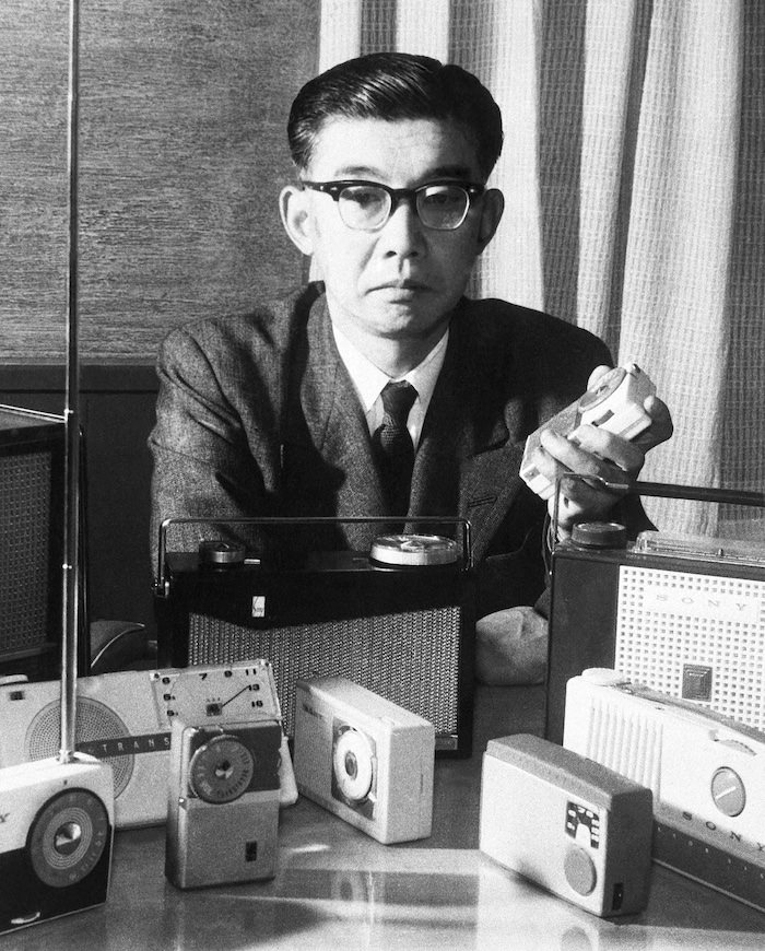 井深大の若い頃（トランジスタ・ラジオを手に持つ）
