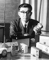 井深大の若い頃（トランジスタ・ラジオを手に持つ）