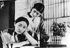 高杉早苗の若い頃（写真右 16歳ごろ。左は逢初夢子。映画『隣の八重ちゃん』1934年より）
