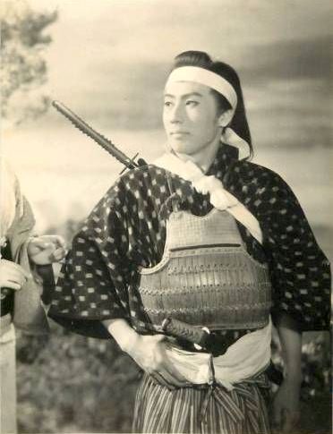 市川雷蔵 (8代目)の若い頃（23歳ごろ。映画『花の白虎隊』1954年より）