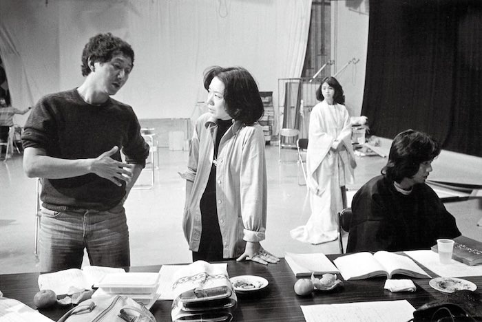 若い頃の久世光彦と向田邦子（1981年。ドラマ『源氏物語』の撮影スタジオにて）