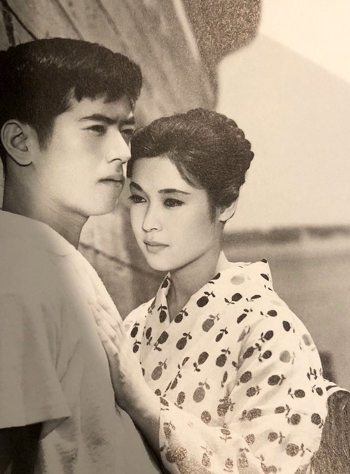 川口浩と若尾文子の若い頃（映画『浮草』より）