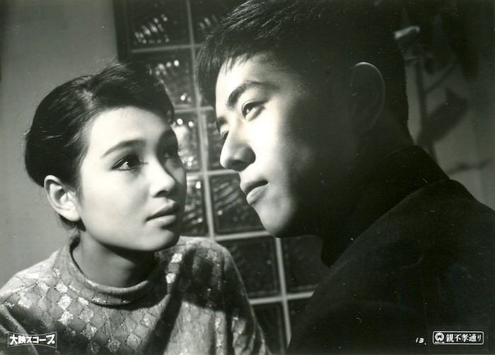 川口浩と野添ひとみの若い頃（映画『親不孝通り』1958年より）