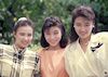 有賀さつきの若い頃（右。花の三人娘と呼ばれていた。左は河野景子、中央は八木亜希子）