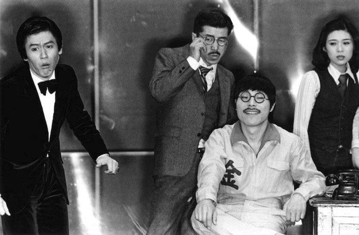 『熱海殺人事件』の舞台写真（つかこうへいの作演出、1980年ごろの上演）