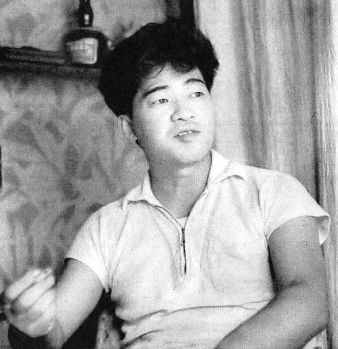 安部公房の若い頃（30歳ごろ。『毎日グラフ』1954年9月1日号より）
