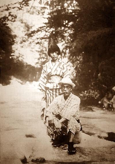 高村光太郎と妻・智恵子（昭和8年9月。鹿股川にて）