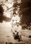 高村光太郎と妻・智恵子（昭和8年9月。鹿股川にて）