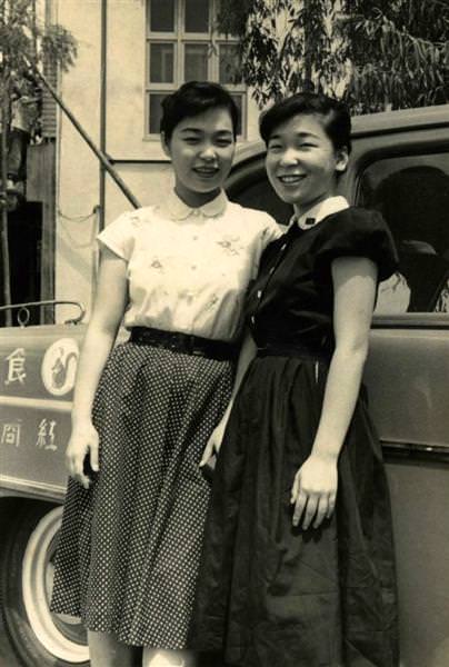 小林カツ代さんの若い頃（左）。自宅前で姉の節さんと
