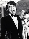 尾崎紀世彦の若い頃（28歳。第13回日本レコード大賞大賞を受賞して熱唱するシーン）