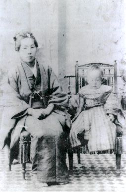 土光敏夫の子ども時代（1歳のとき。母親・登美と）