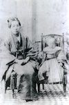 土光敏夫の子ども時代（1歳のとき。母親・登美と）