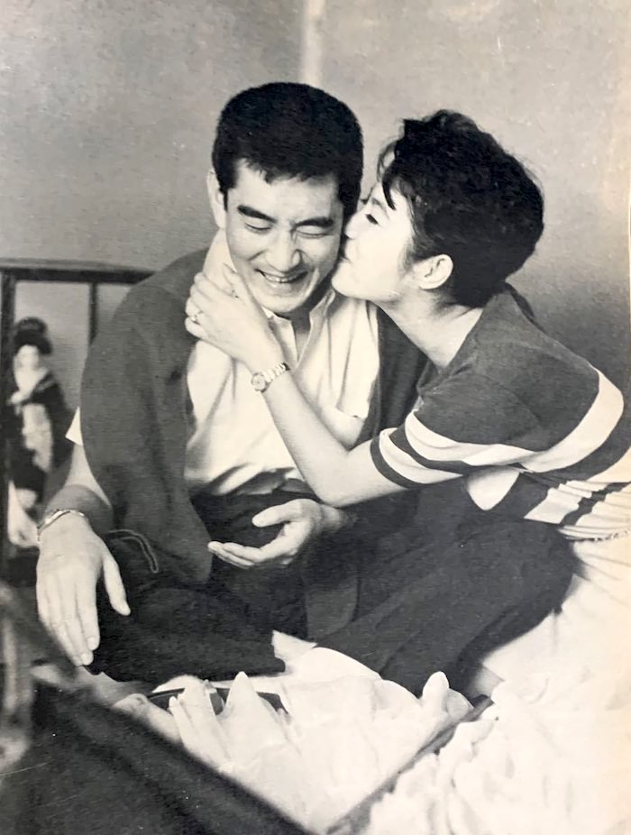 高倉健にキスをする江利チエミ（若い頃）