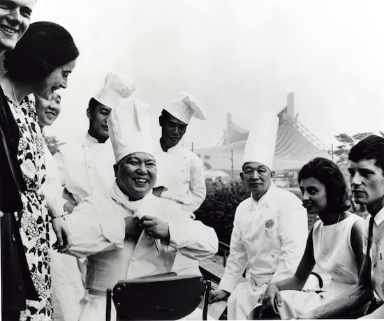 村上信夫の若い頃（43歳ごろ。1964年、東京五輪の選手村にて）