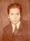 徳川夢声の若い頃（39歳ごろ。書籍『くらがり二十年』の著者近影より）
