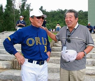 仰木彬監督（左）と稲尾和久（右）（西鉄ライオンズのチームメイト）