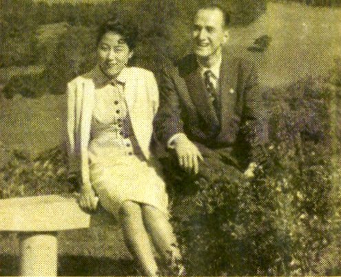 三宅久之の若い頃（26歳ごろ。妻と新婚旅行の川奈ホテルにて）