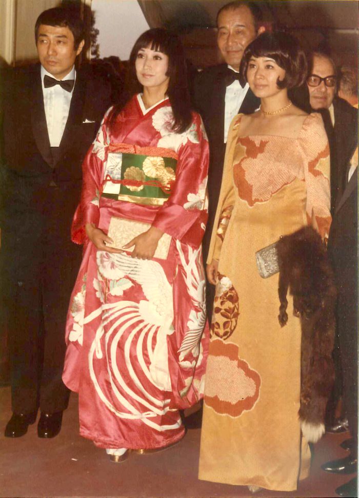 寺山修司（左）、新高けい子（中央）、九條今日子(右、寺山修二の元妻）の若い頃（『田園に死す』カンヌ国際映画祭上映会場にて）