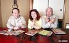 左から『ゲゲゲの鬼太郎』の目玉の親父役（田の中勇）、鬼太郎役（野沢雅子）、ねずみ男役（大塚周夫）。2006年撮影。